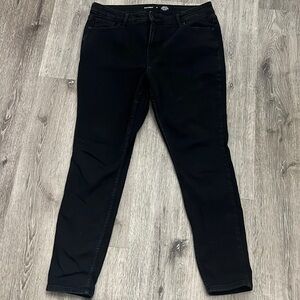 Old Navy black rock star high rise super skinny jean. Size 16 GUC